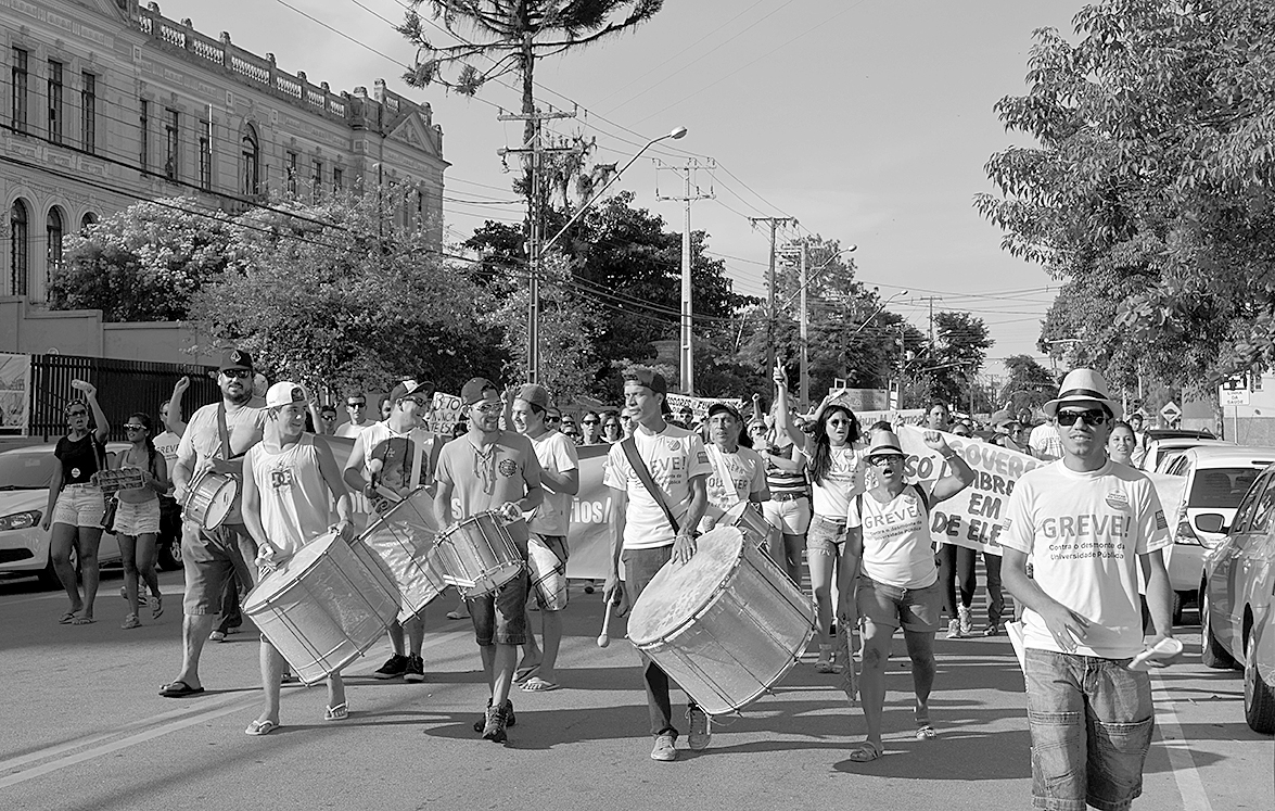 Alunos e professores fizeram passeata para protestar contra paralisação da reforma da universidade. | Débora Alves/Gazeta do Povo