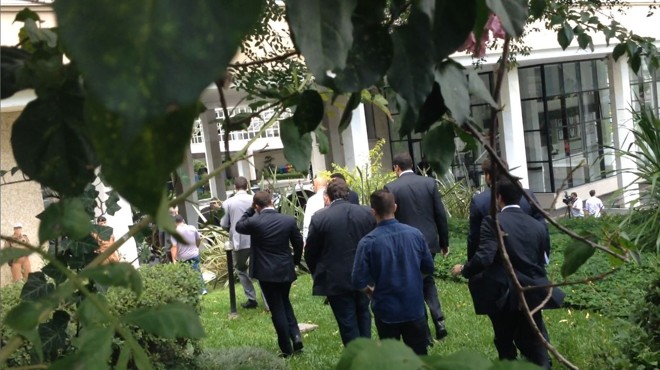 Deputados entram pela lateral da Assembleia para tentar votar o