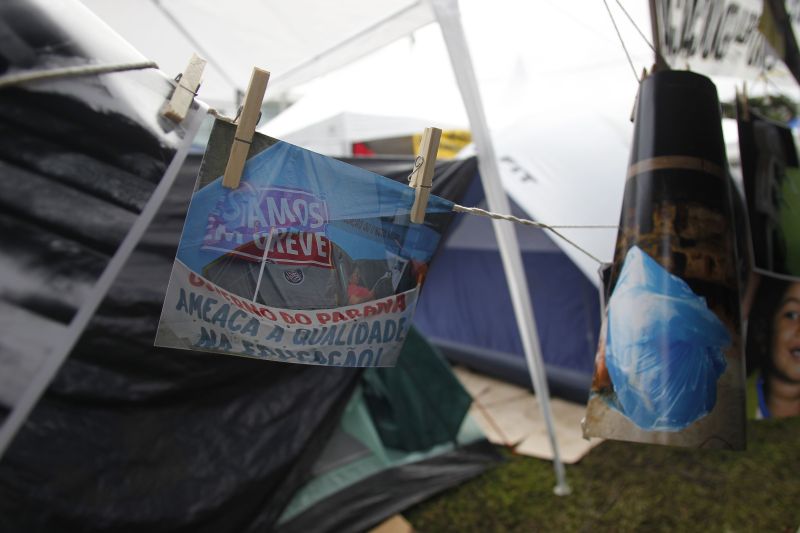 Professores continuam acampados na Praça Nossa Senhora de Salete: categoria exige pagamento de progressões | Jonathan Campos / Gazeta do Povo
