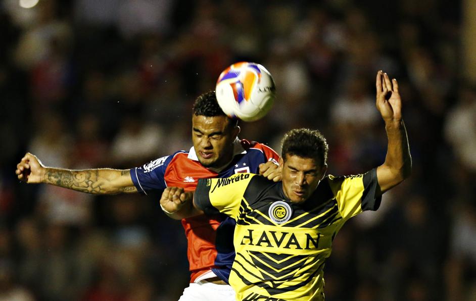 Carlinhos briga pela bola no empate entre Paraná e Cascavel | Hugo Harada / Gazeta do Povo