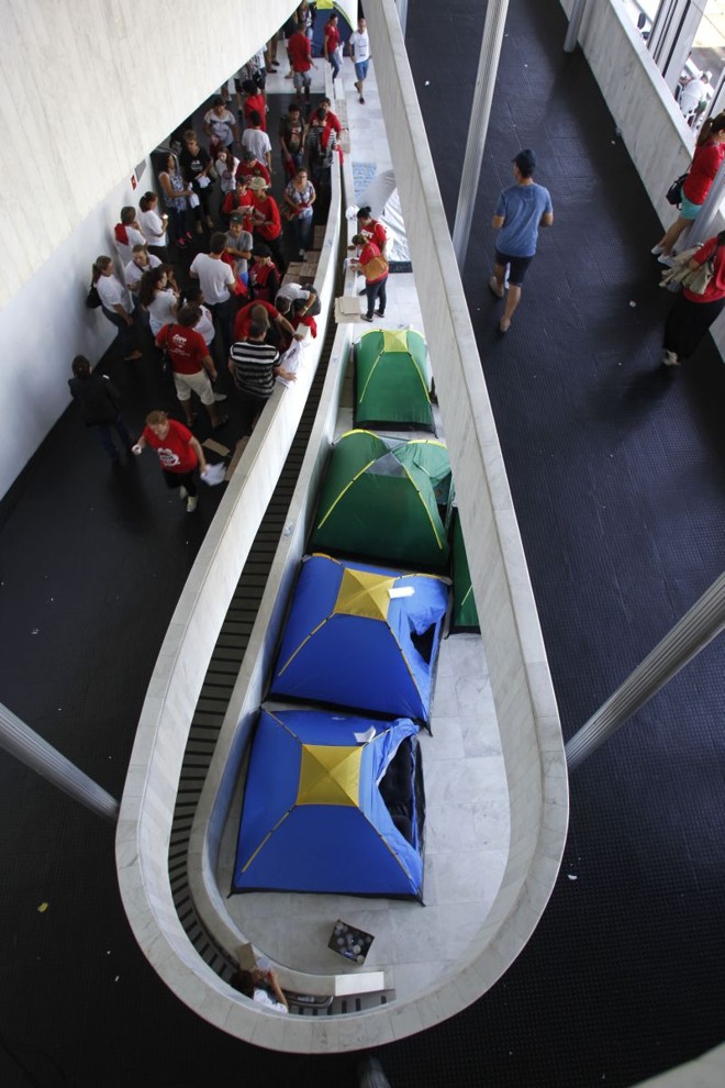 Barracas foram instaladas nos corredores |