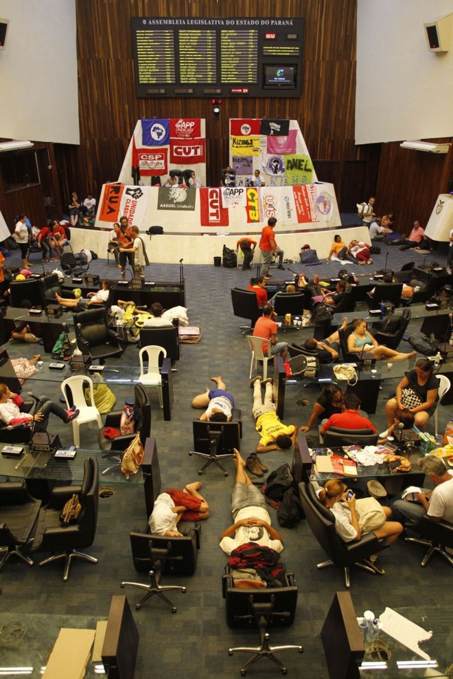 Na parte interna, plenário da Casa é local de descanso e refeições | 