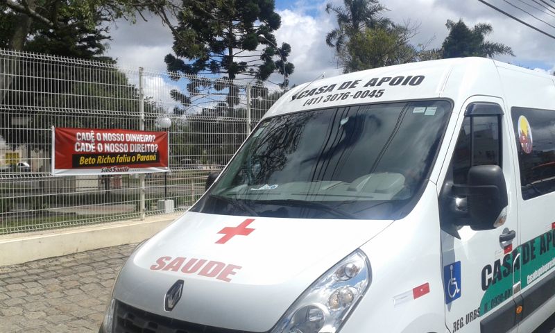 Faixa no Hospital do Trabalhador indica greve, mas, segundo funcionários, ninguém foi avisado da paralisação | Raphael Marchiori/Gazeta do Povo