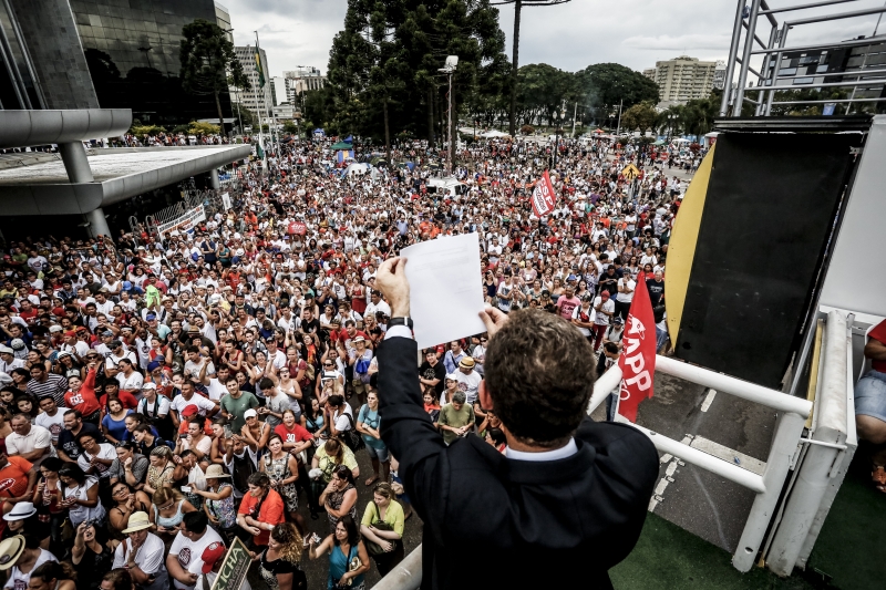 Professores venceram a queda de braço com o governo, que se obrigou a recuar com o "pacotaço" | Henry Milleo/Gazeta do Povo