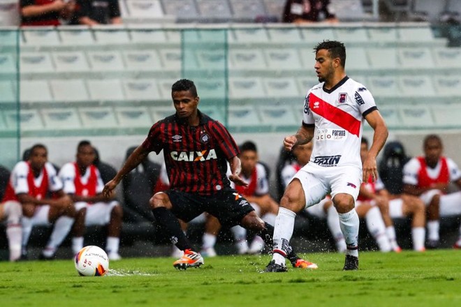 À medida que a chuva foi diminuindo, a bola passou a ser trabalhada no chão pelos jogadores. |