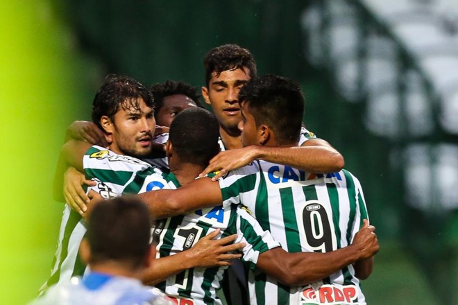 Jogadores do Coxa se abraçam após gol no Couto | 