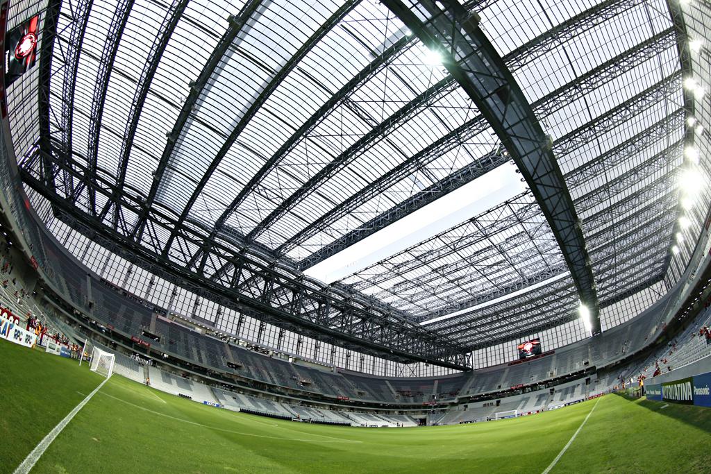O teto da Arena da Baixada esteve quase totalmente fechado na derrota do Atlético para o Foz. | Hugo Harada/Gazeta