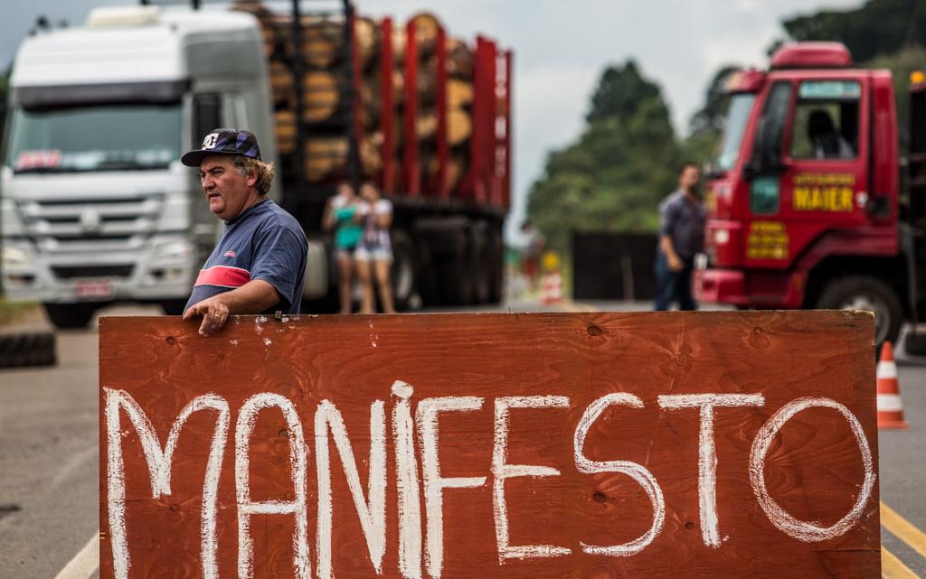 Manifestantes na PR-280, próximo a Palmas, nos Campos Gerais: ato pede a redução do preço do óleo diesel e do pedágio. | Brunno Covello/Gazeta do Povo