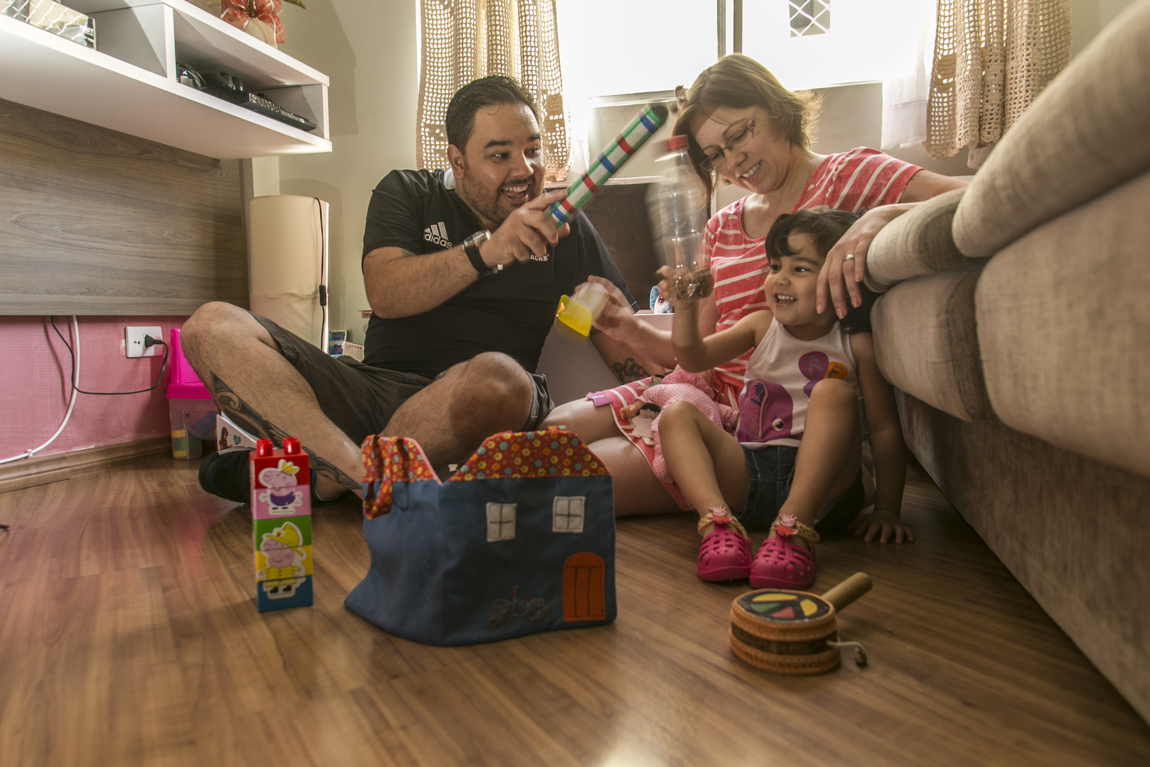 Os primeiros anos são fundamentais no desenvolvimento da linguagem. Ricardo Mayer e Debora Carvalho desenvolvem várias atividades lúdicas com a filha Gabriela | Marcelo Andrade/Gazeta do Povo