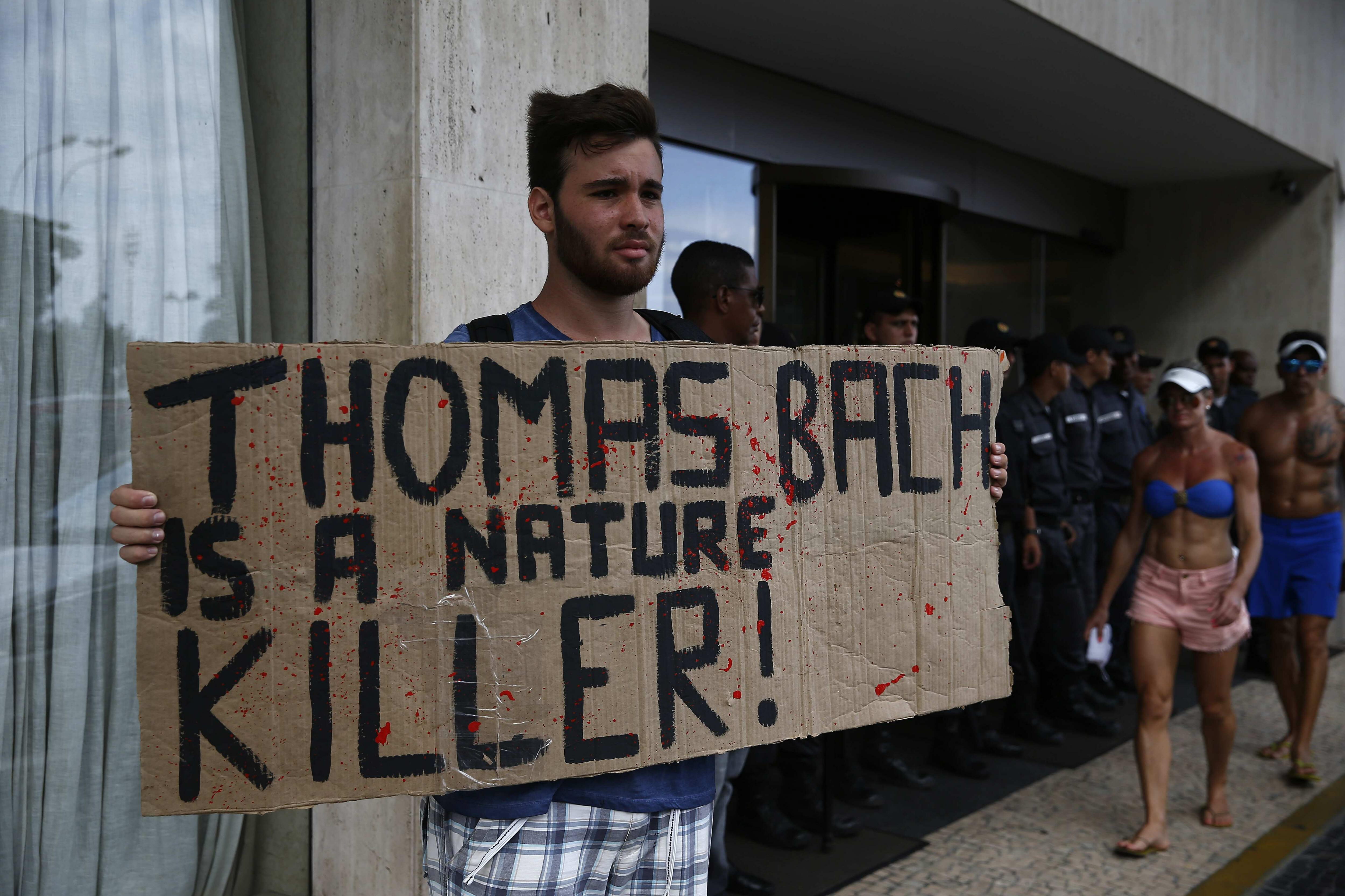Um grupo de ambientalistas protestou contra a construção do campo de golfe e da derrubada de árvores na Marina da Glória. | Marcelo Sayão/EFE