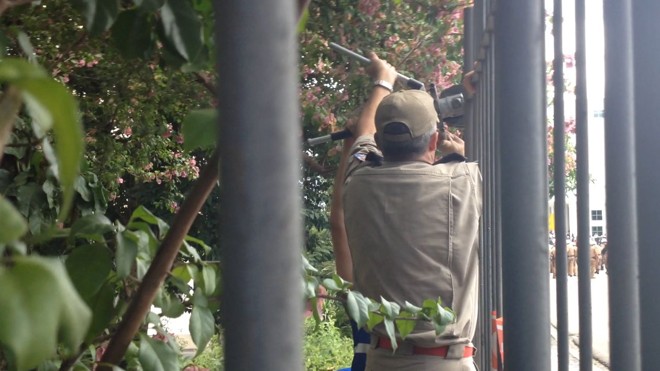 Policiais serram grades da Assembleia para a entrada dos deputados |