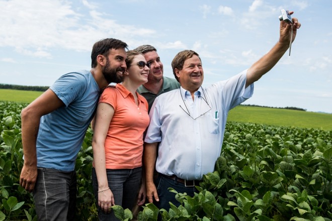 Produtor Silvio Américo Ohse tira selfie com equipe da Expedição Safra, prática da qual se tornou especialista após viagem por 100 países. Foto Brunno Covello | 