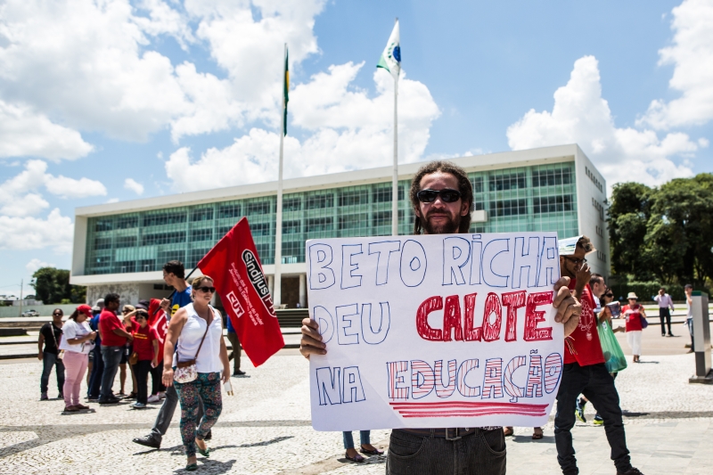 Servidores protestaram ontem no Centro Cívico contra as "medidas amargas" do governo. Na Assembleia, segurança foi reforçada | Brunno Covello/Gazeta do Povo