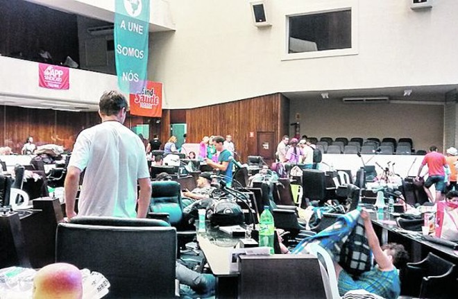 Maçã solitária: ocupação tinha comida, bebida e banheiro químico |