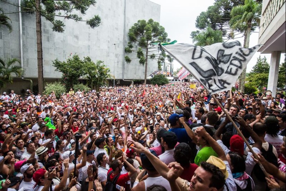 Servidores na ocupação da Assembleia: pressão popular fez o governo do Paraná recuar na aprovação do pacotaço de austeridade | Brunno Covello/Gazeta do Povo