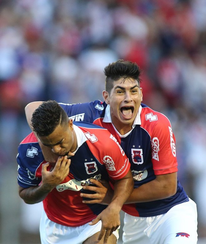 Carlinhos comemora com Yan Philllipe o primeiro gol do Paraná diante do Prutentópolis |