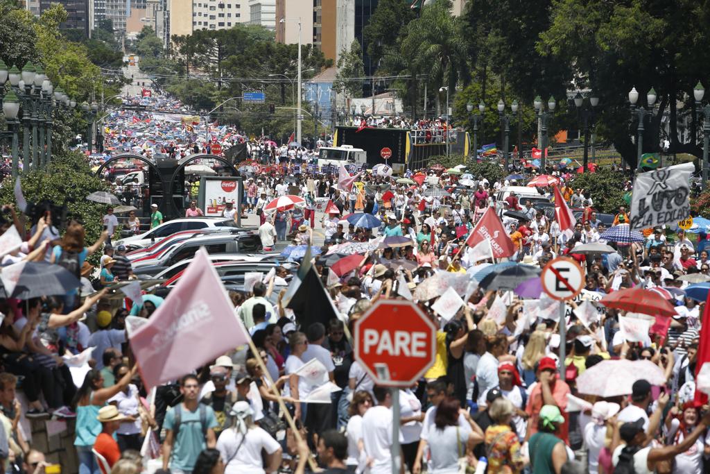 Milhares de professores e outros servidores participaram de uma marcha até o Palácio Iguaçu nessa quarta-feira (25). | Henry Milleo/Gazeta do Povo