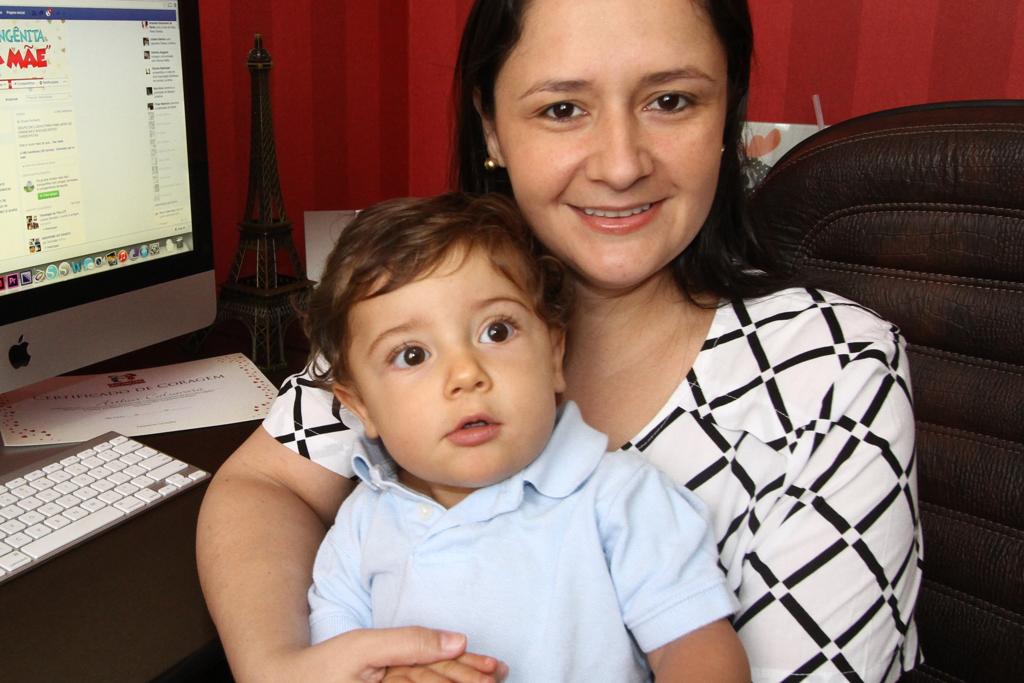 Ao descobrir que o filho, Arthur, tinha uma cardiopatia, a publicitária de Londrina Patrícia Calsavara descobriu o lado ruim e o lado bom da internet. | Roberto Custódio/Jornal de Londrina