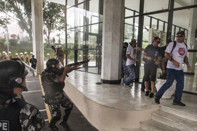 Policial mira manifestantes na Assembleia Legislativa |
