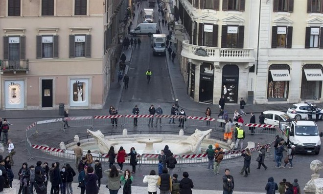 Fonte Barcaccia, na Piazza di Spagna, em Roma, terá de ser restaurada após vandalismo dos torcedores do Feynoord |