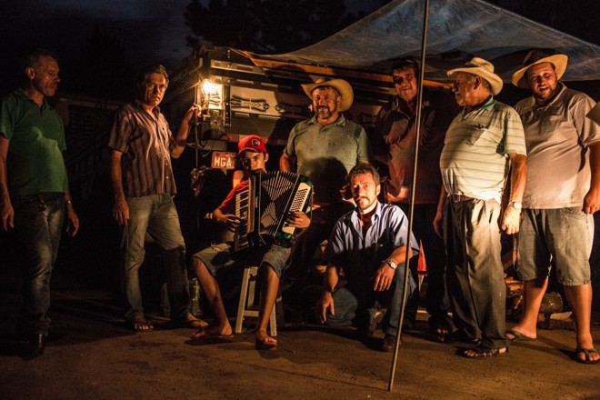 Roda de sanfona, instrumento típico no Rio Grande do Sul, serve de distração para caminhoneiros durante a paralisação. Foto Brunno Covello | 
