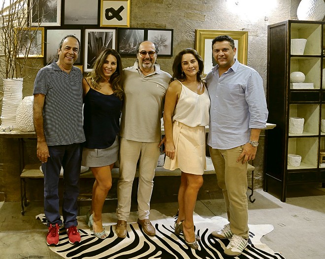 Os badalados arquitetos paulistas Nelson Amorim (à esq.) e Roberto Cimino (ao centro) com as irmãs Regiane e Lucineia Zanatta e o artista visual Eleutherio Netto (à dir.) no estande da Zanatta Casa na ABUP SHOW 2015, feira de decoração que termina hoje em São Paulo. Os dois levaram sete peças da nova coleção de cerâmica criada por Netto para compor o ambiente deles na Mostra Artefacto SP, além de adquirirem várias fotografias dele. | Rodrigo Mitsuka