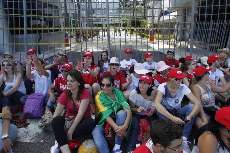 Ainda pela manhã, os professores tentaram fechar todas as entradas da Assembleia. A missão era impedir a votação do pacote do governo | Jonathan Campos / Gazeta do Povo