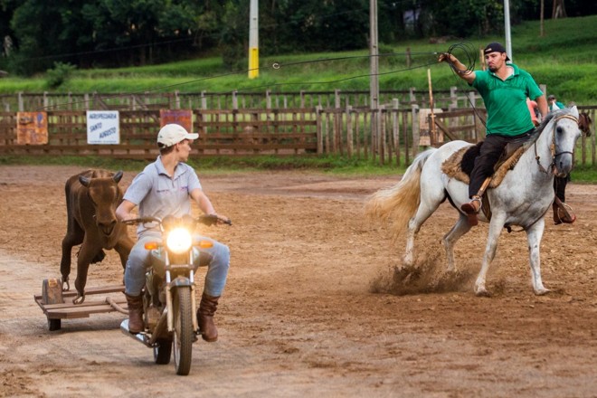 Em São José do Ouro, peões treinam para competições de laço com um 