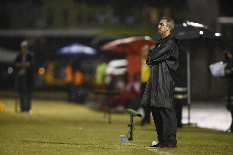 Técnico Marcelo Vilhena orienta o Atlético diante do Rio Branco: comandante não gostou da postura do Furacão em Paranaguá | Hugo Harada / Gazeta do Povo