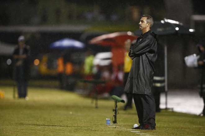 Técnico Marcelo Vilhena orienta o Atlético diante do Rio Branco: comandante não gostou da postura do Furacão em Paranaguá | 