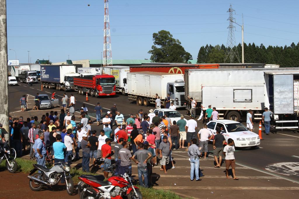 Caminhoneiros de braços cruzados na região de Londrina: polícia precisou intervir, mais uma vez, para liberar o trânsito nas rodovias. | Roberto Custódio/Jornal de Londrina