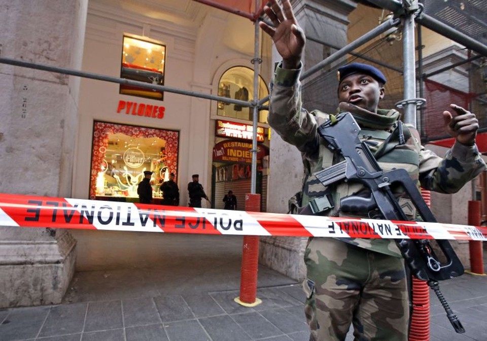 Soldado faz proteção do local onde três militares foram atacados | Eric Gaillard/Reuters