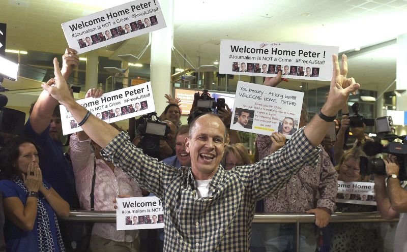 Peter Greste é saudado em sua chegada no aeroporto de Brisbane | Dave Hunt/Efe