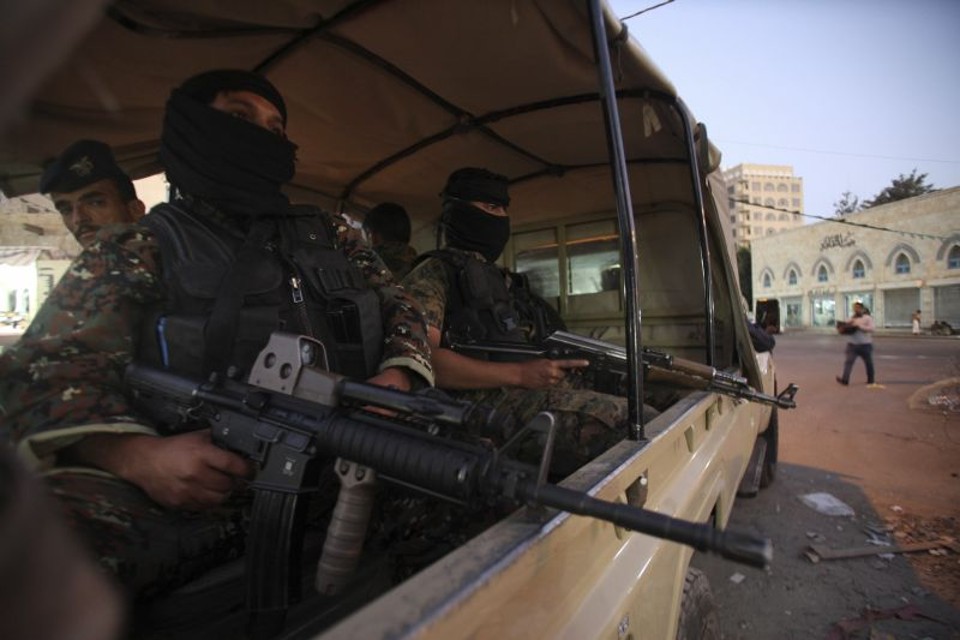 Tropas rebeldes vigiam o palácio presidencial em Sanaa | Mohamed al-Sayaghi/Reuters