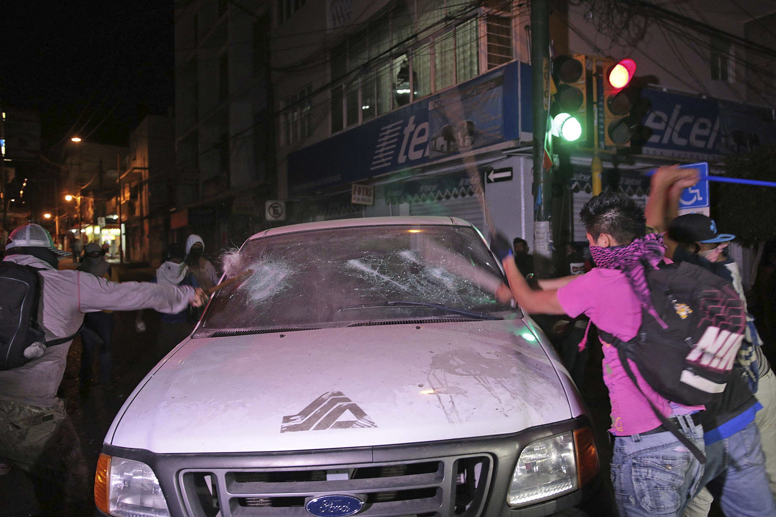 Manifestantes atacam um carro durante protesto em Acapulco | José Luis de la Cruz/Efe