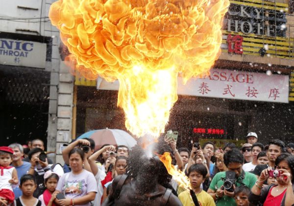Artista de rua realiza uma apresentação em comemoração ao Ano Novo Chinês, na cidade de Manila, capital das Filipinas | EFE/Dennis M. Sabangan
