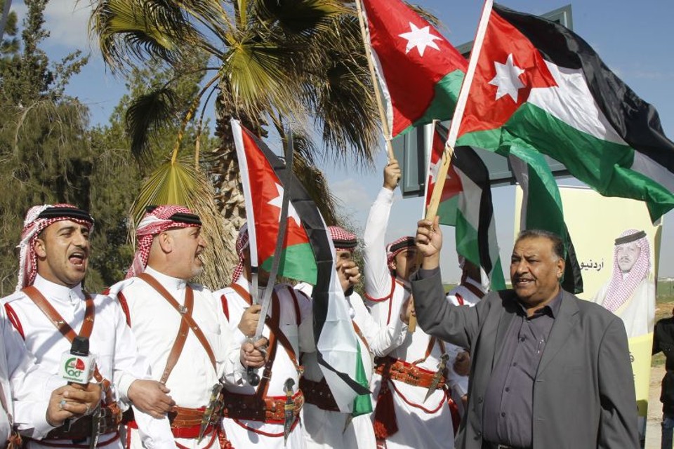 Jordanianos agitam bandeiras à espera do rei Abdullah | Majed Jaber/Reuters