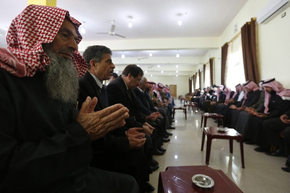 Parentes do piloto morto pelo EI rezaram ontem em Karak | Muhammad Hamed/Reuters