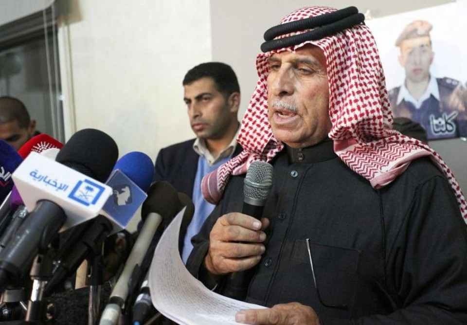 Safi al-Kassasbeh, pai do piloto Muath Al-Kaseasbeh, fala com jornalistas e pede, junto a outros familiares, que o governo seja mais transparente sobre a situação | EFE/JAMAL NASRALLAH