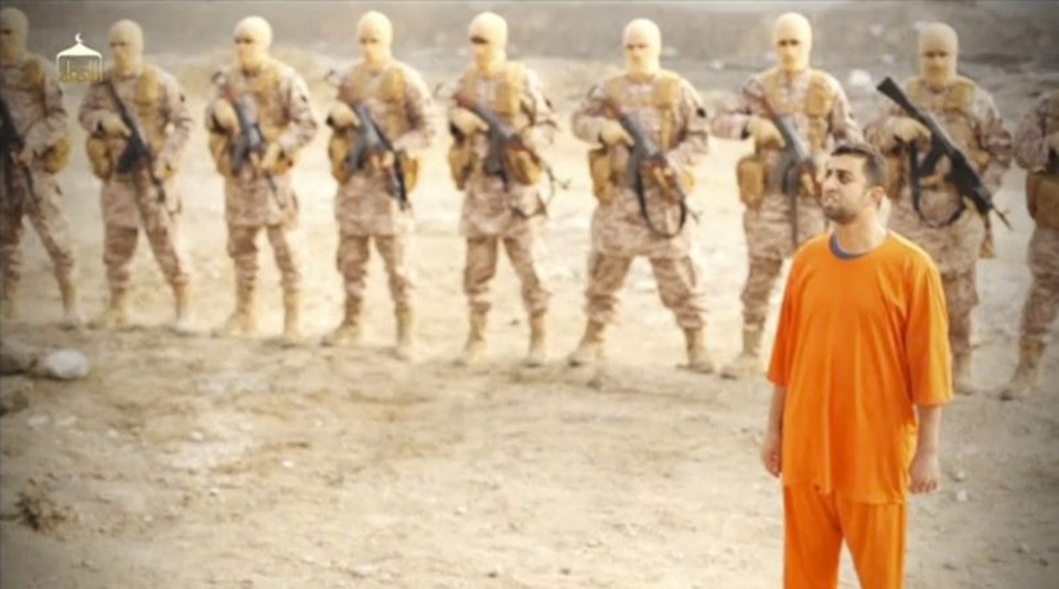 Imagem divulgada pelo EI nas redes sociais mostra Moaz Kasasbeh ao lado de soldados jihadistas | Reuters