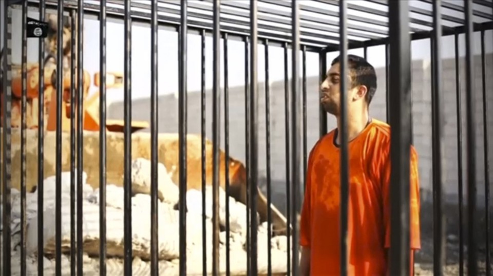 Imagens do vídeo divulgado pelo Estado Islâmico mostram o tenente Muath al-Kasasbeh preso em uma jaula, onde foi queimado vivo | Reuters TV/Reuters