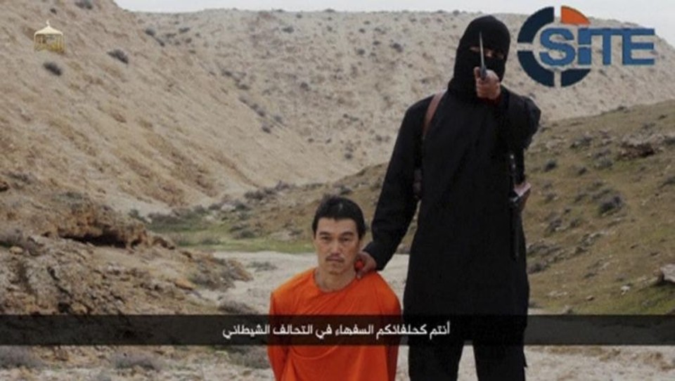 Vídeo publicado na internet pelo Estado Islâmico mostra um militante executando o jornalista japonês Kenji Goto | Reuters