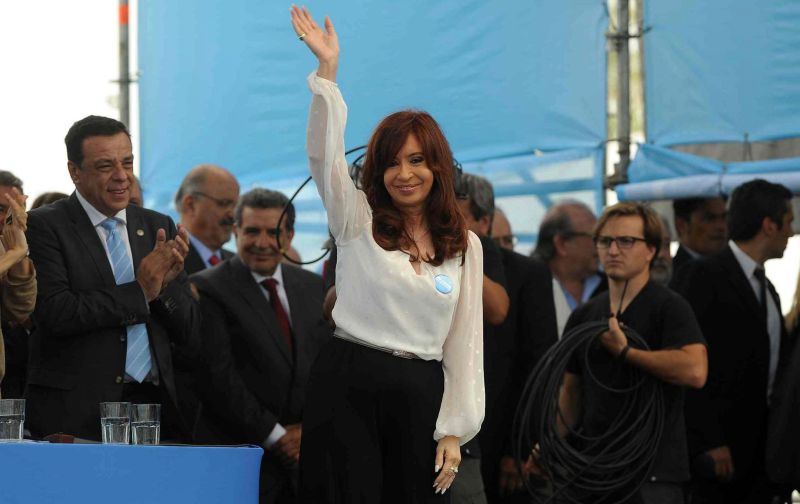 Cristina Kirchner acena durante evento em usina nuclear | José Romero/Efe