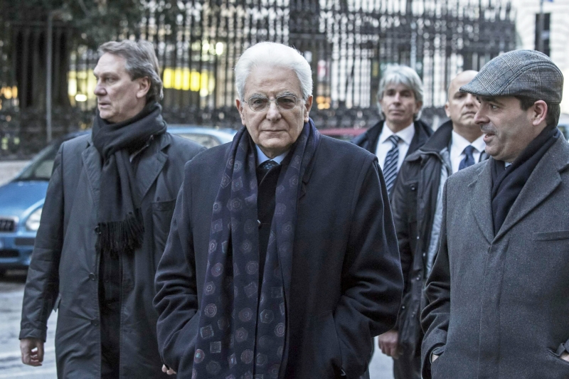 Um dia após o pleito, novo presidente Sérgio Mattarella passeou tranquilamente pelas ruas de Roma | Angelo Carconi/Efe