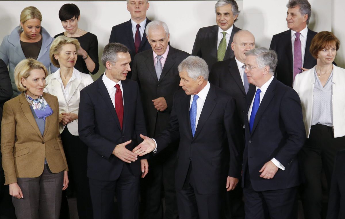 O secretário-geral da OTAN, Jens Stoltenberg (esquerda), cumprimenta o secretário de Defesa dos EUA, Chuck Hagel (direita) | OLIVIER HOSLET / EFE