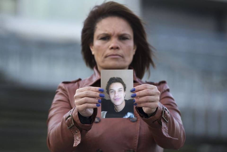Ozana Rodrigues mostra a foto do filho Brian De Mulder | Yves Herman/Reuters