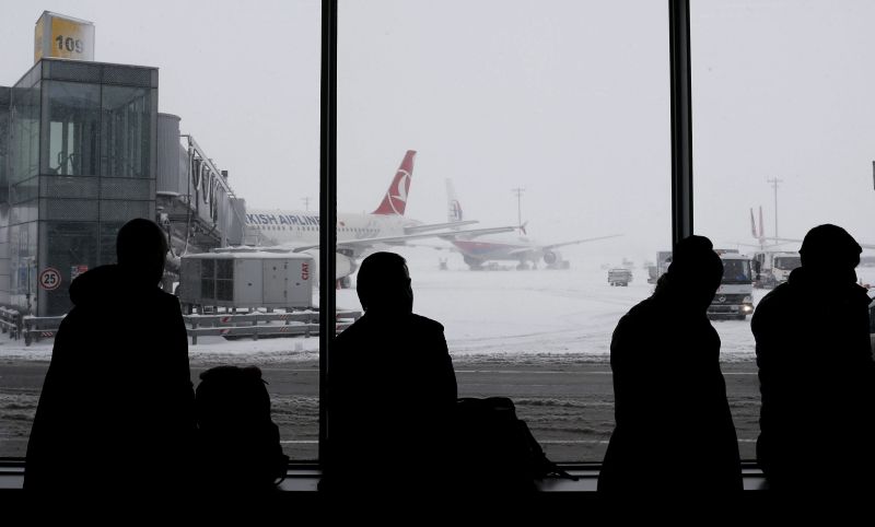 Passageiros aguardam no aeroporto de Istambul, fechado devido à nevasca | Sedat Suna/Efe