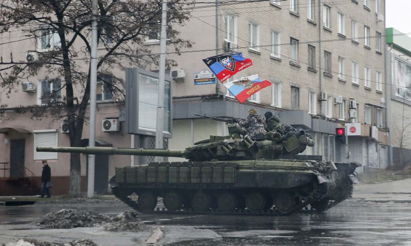 Separatistas circulam em tanque pelas ruas de Donetsk | Maxim Shemetov/Reuters