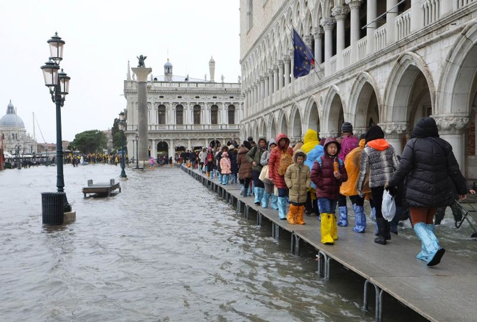 Turistas caminham na Praça São Marcos | Manuel Silvesri/Reuters