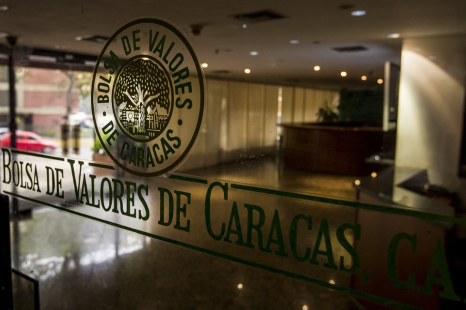 Com a acentuação da crise econômica, governo tem dificultado a compra de moeda estrangeira | Miguel Gutierrez/Efe